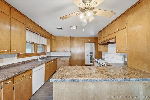 352 N Pine Street, Nowata, OK 74048