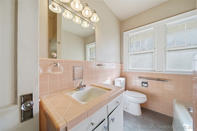 352 N Pine Street, Nowata, OK 74048