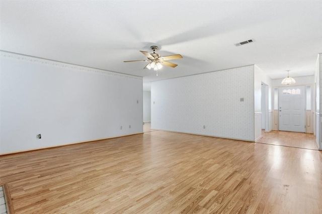 221 S Presidential Circle, Lake Charles, LA 70611