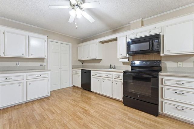 221 S Presidential Circle, Lake Charles, LA 70611