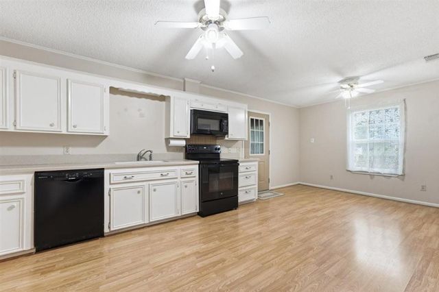 221 S Presidential Circle, Lake Charles, LA 70611