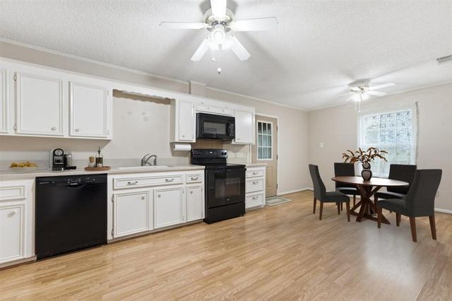221 S Presidential Circle, Lake Charles, LA 70611