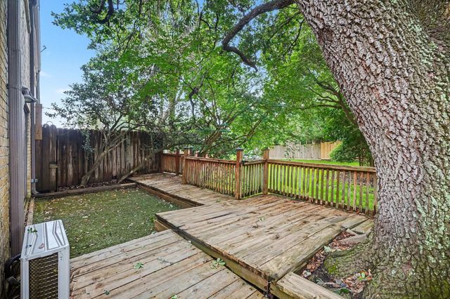 18242 Lakeside Lane, Houston, TX 77058