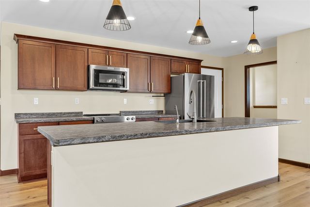 3965 Peridot Dr, Marion, IA 52302