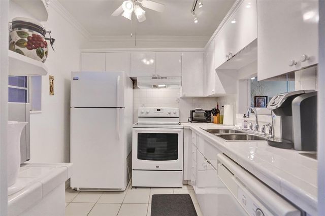 4706 NW 36th Street 409, Lauderdale Lakes, FL 33319