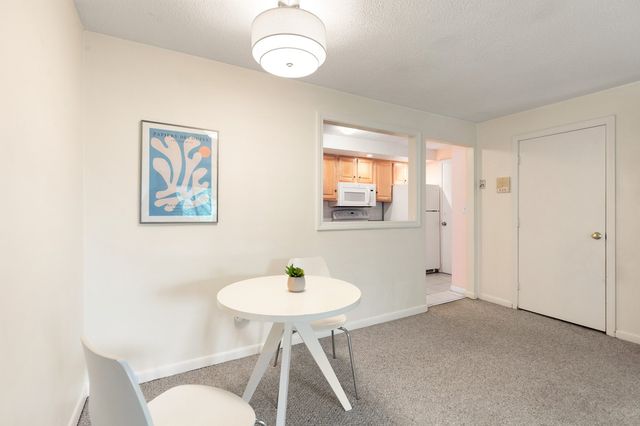 5 Hallmark Gardens 12, Burlington, MA 01803
