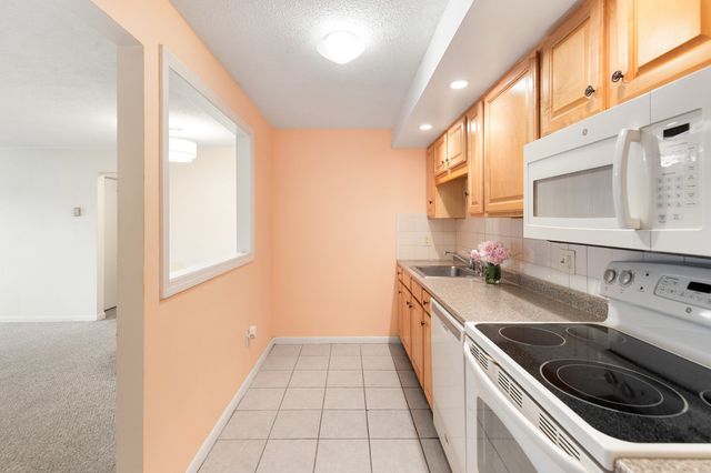 5 Hallmark Gardens 12, Burlington, MA 01803