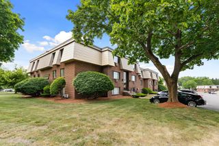 5 Hallmark Gardens 12, Burlington, MA 01803