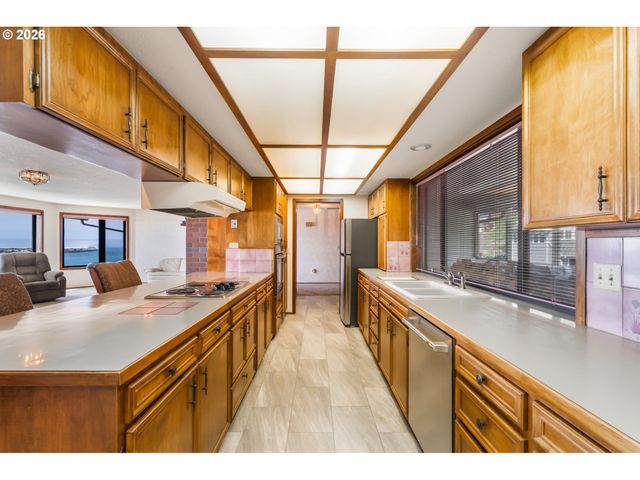 14580 HARBORVIEW Dr, Rockaway Beach, OR 97136