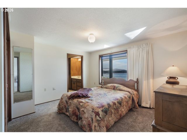 14580 HARBORVIEW Dr, Rockaway Beach, OR 97136