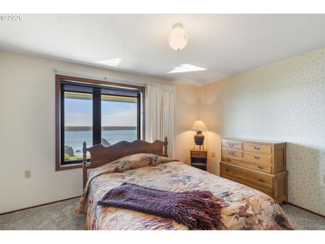 14580 HARBORVIEW Dr, Rockaway Beach, OR 97136