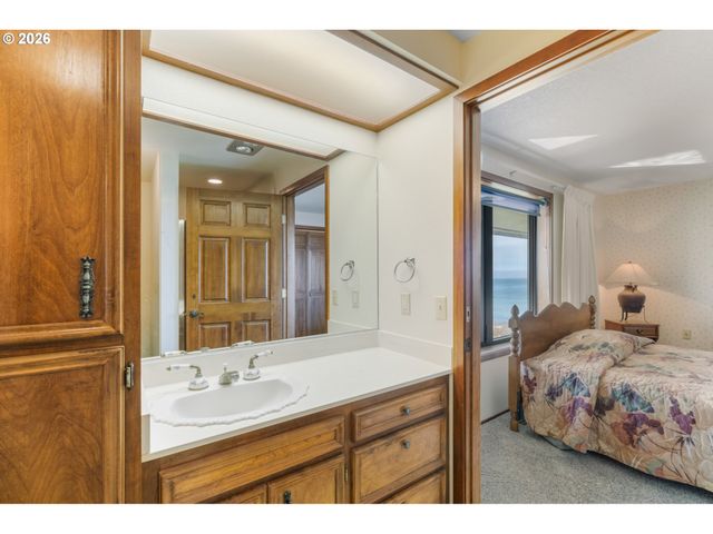 14580 HARBORVIEW Dr, Rockaway Beach, OR 97136