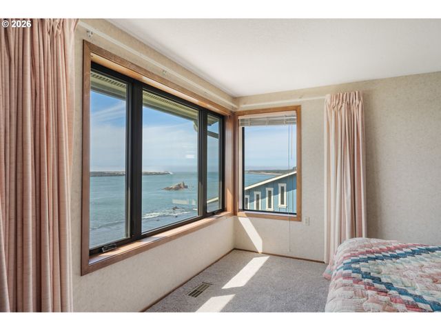 14580 HARBORVIEW Dr, Rockaway Beach, OR 97136