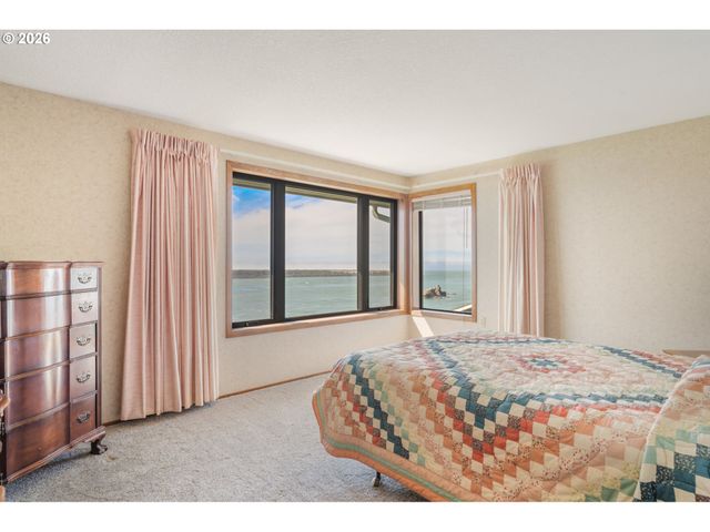 14580 HARBORVIEW Dr, Rockaway Beach, OR 97136