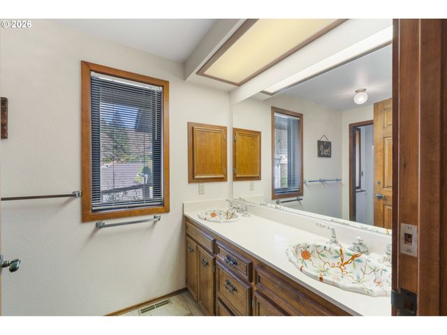 14580 HARBORVIEW Dr, Rockaway Beach, OR 97136