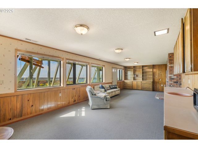 14580 HARBORVIEW Dr, Rockaway Beach, OR 97136