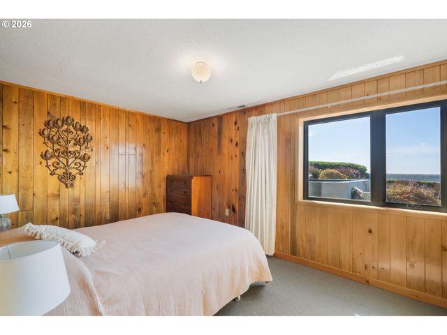 14580 HARBORVIEW Dr, Rockaway Beach, OR 97136