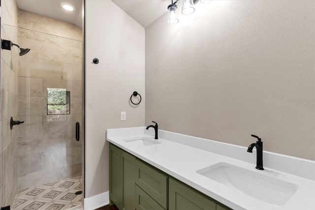 811 Branding Iron Trail, Granbury, TX 76049