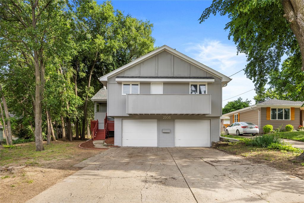 2705 Fairlawn Drive, West Des Moines, IA 50265