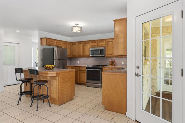 207 Meadow Oaks DR, Dripping Springs, TX 78620