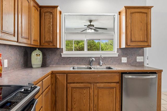 207 Meadow Oaks DR, Dripping Springs, TX 78620