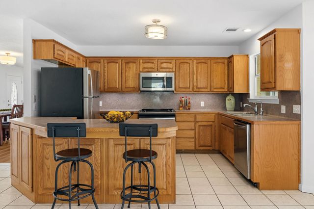 207 Meadow Oaks DR, Dripping Springs, TX 78620