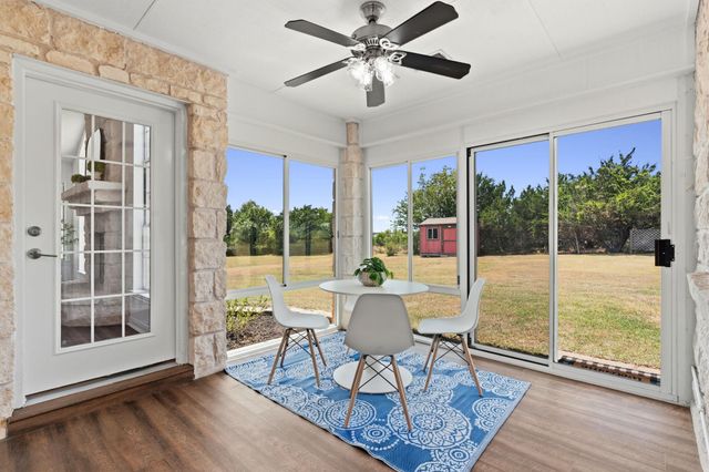 207 Meadow Oaks DR, Dripping Springs, TX 78620
