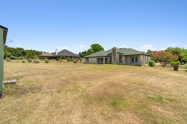 207 Meadow Oaks DR, Dripping Springs, TX 78620