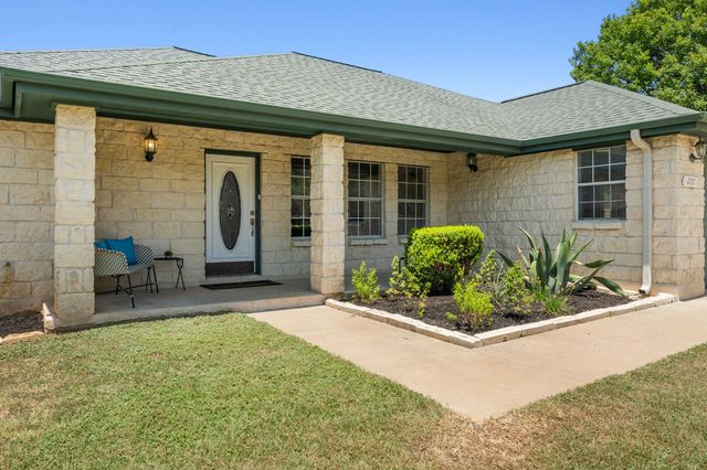 207 Meadow Oaks DR, Dripping Springs, TX 78620