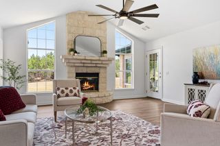 207 Meadow Oaks DR, Dripping Springs, TX 78620