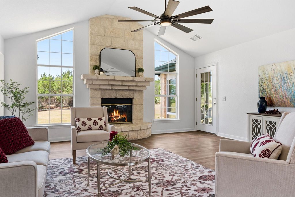 207 Meadow Oaks DR, Dripping Springs, TX 78620