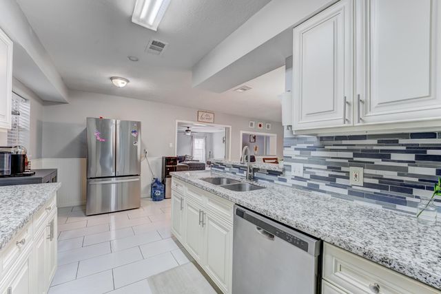 11819 S Nottingham Circle, Houston, TX 77071