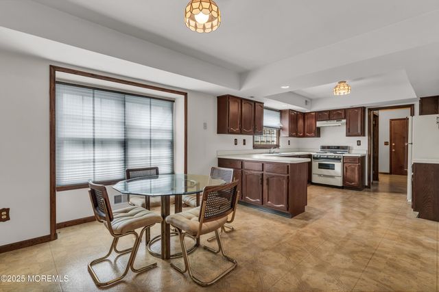 17 Terry Lane, Middletown, NJ 07748