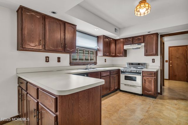 17 Terry Lane, Middletown, NJ 07748