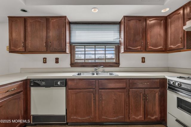 17 Terry Lane, Middletown, NJ 07748