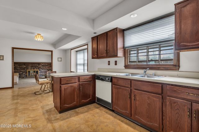 17 Terry Lane, Middletown, NJ 07748