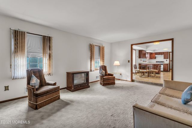 17 Terry Lane, Middletown, NJ 07748