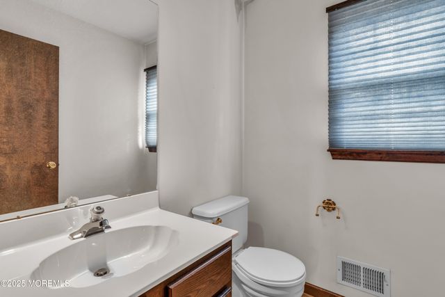 17 Terry Lane, Middletown, NJ 07748