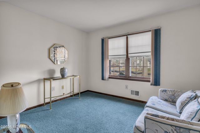 17 Terry Lane, Middletown, NJ 07748