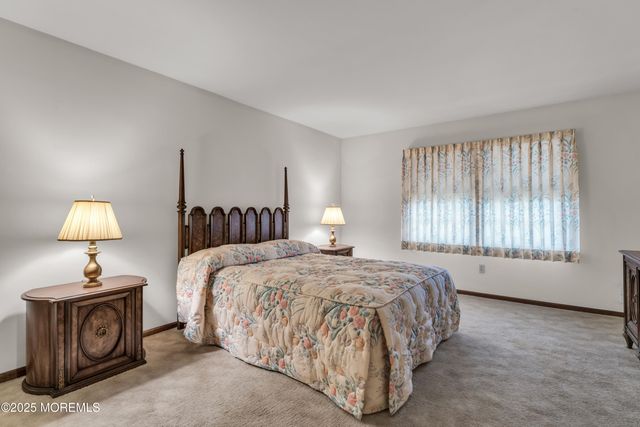 17 Terry Lane, Middletown, NJ 07748