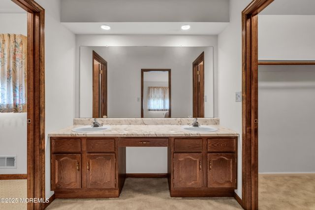 17 Terry Lane, Middletown, NJ 07748