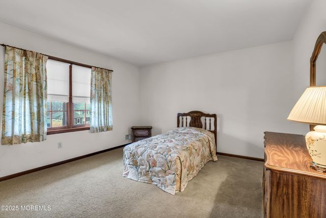 17 Terry Lane, Middletown, NJ 07748