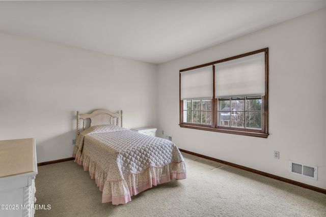 17 Terry Lane, Middletown, NJ 07748