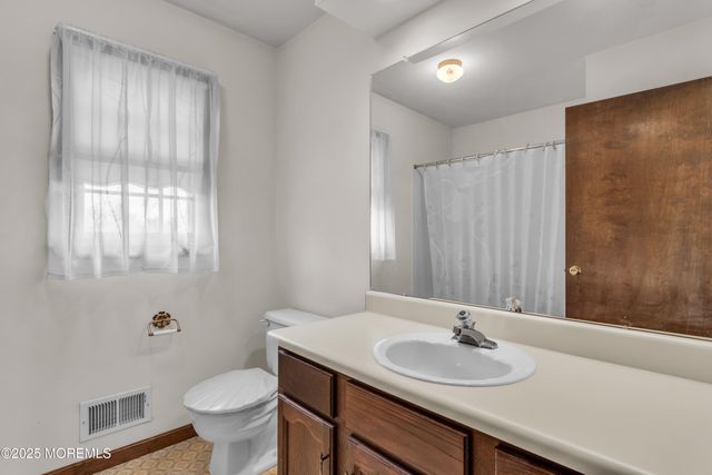 17 Terry Lane, Middletown, NJ 07748