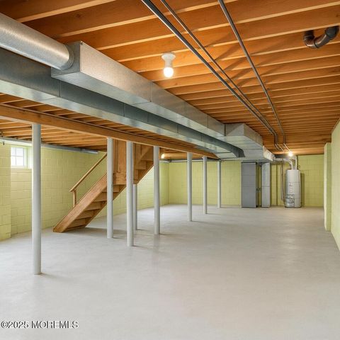 17 Terry Lane, Middletown, NJ 07748