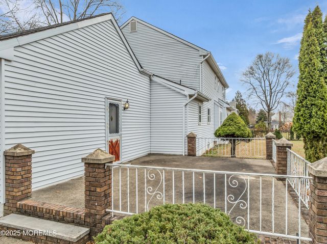 17 Terry Lane, Middletown, NJ 07748