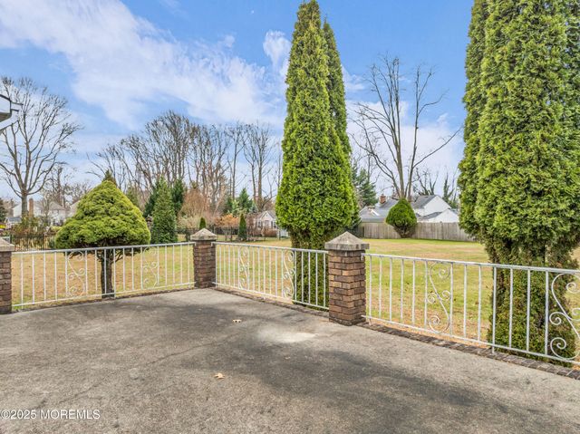 17 Terry Lane, Middletown, NJ 07748