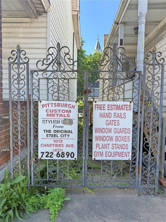 1013 Chartiers Ave, Mckees Rocks, PA 15136