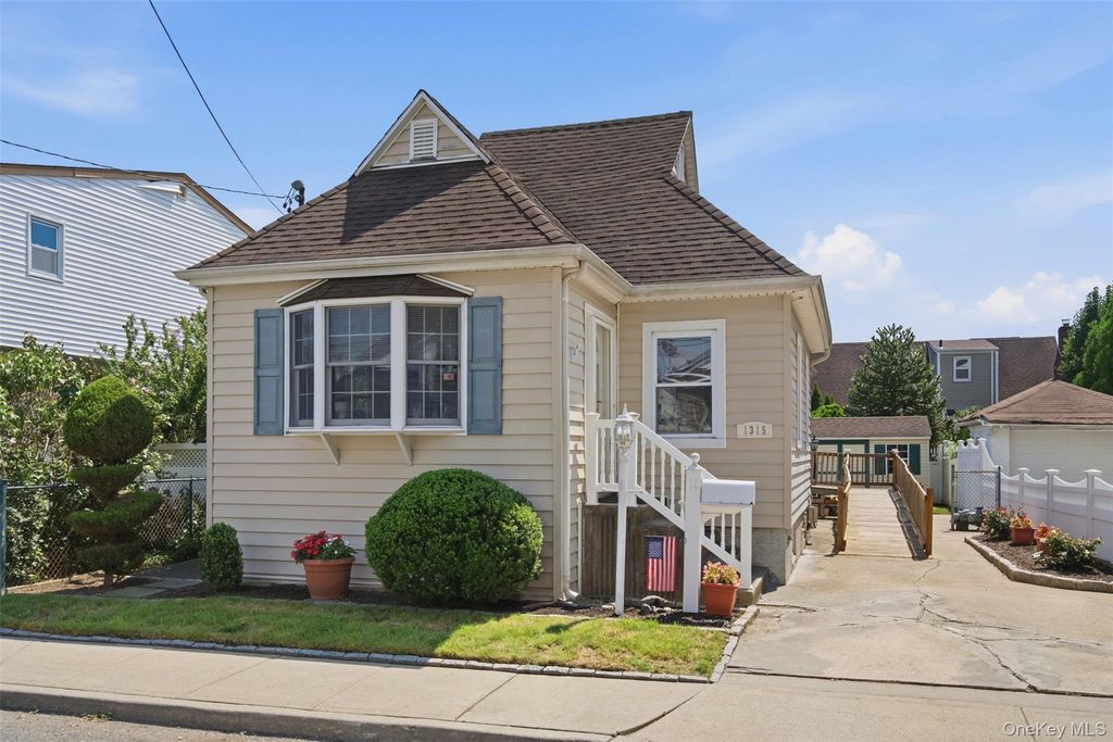 1315 Scimitar Avenue, Elmont, NY 11003 — photo 2