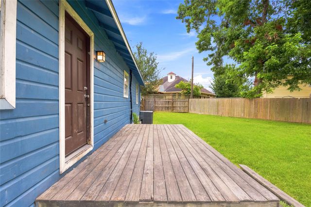9326 Montgomery Lane, La Porte, TX 77571
